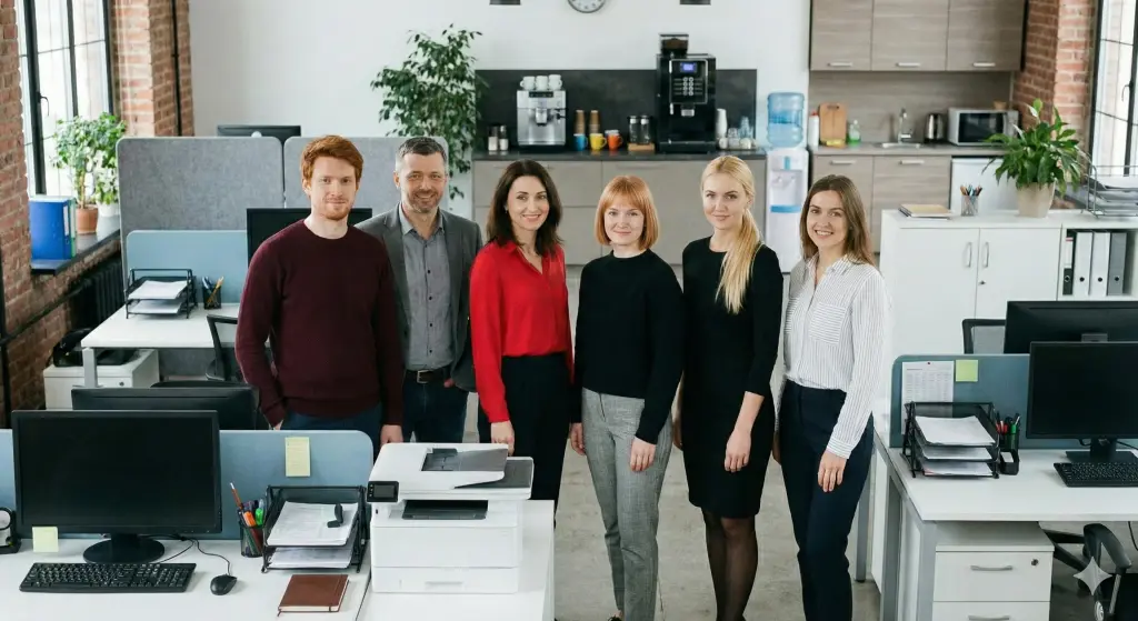 эксперты и менеджеры в офисе