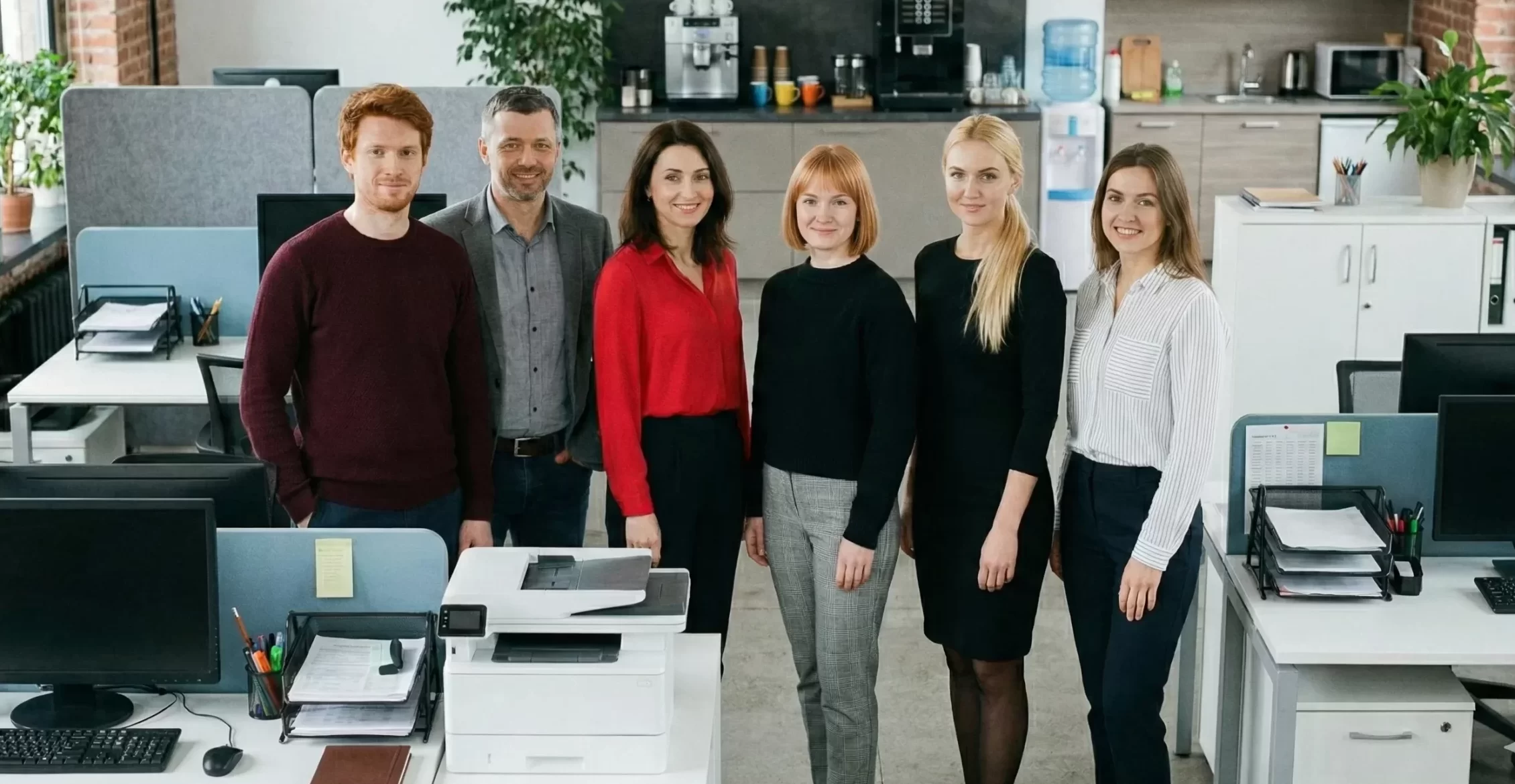 эксперты и менеджеры в офисе